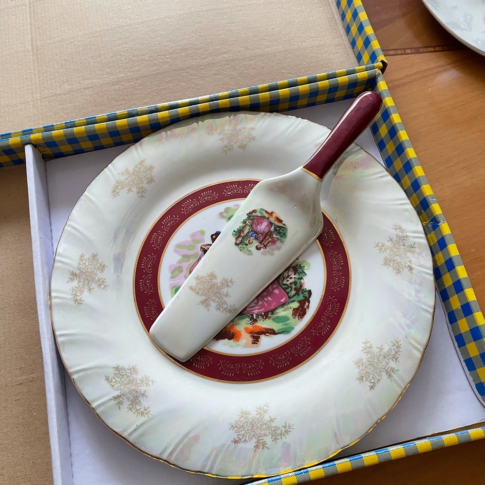 Gorgeous porcelain  plate for cake and serv